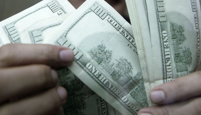 Dólar cai a R$ 4,98 e acumula perda de 4,44% na semana