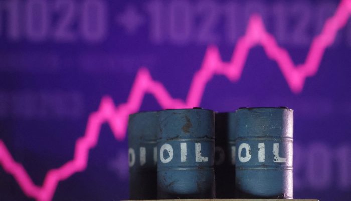 Países já liberaram 325 milhões de barris de petróleo para conter alta dos preços, diz IEA