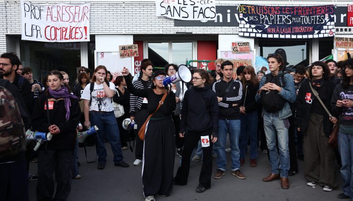 Greve de alunos do ensino médio na França ganha apoio de universidades