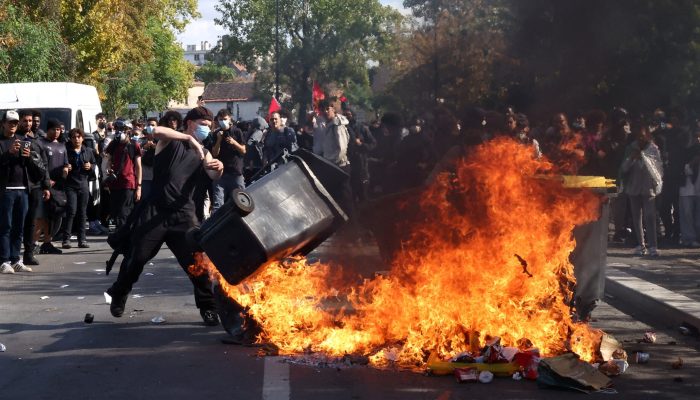 Centenas de escolas estão fechadas na França após protestos estudantis