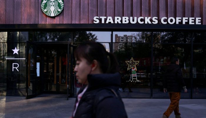 Por que a Starbucks está sendo criticada por abrir lojas nesta região da China