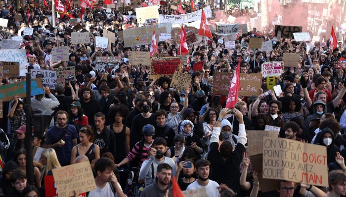 Alunos e professores protestam na França no maior dia de mobilização