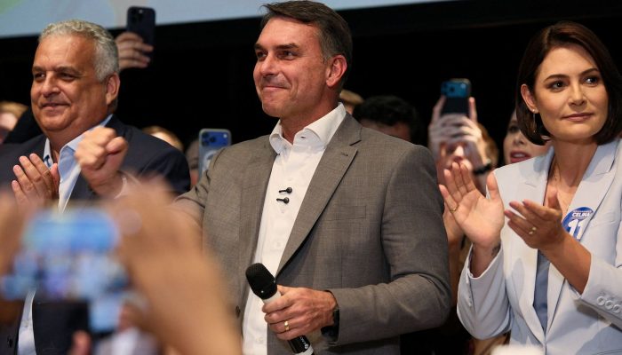 Flávio Bolsonaro recebe apoio de partidos e fala em mudar Constituição