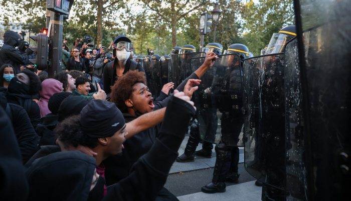 VÍDEO mostra confronto de policiais e estudantes em protesto em Paris