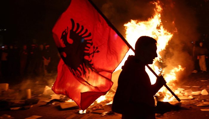 Ministério da Educação da Albânia é incendiado durante protesto estudantil