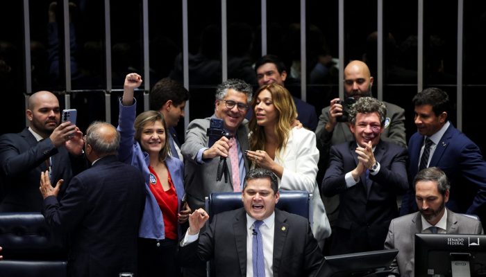 Fim da escala 6x1 é promulgado e prazos começam a contar; entenda como será a transição