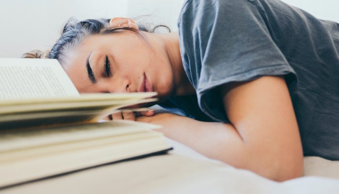 Dormir bem pode ajudar no desempenho escolar de adolescentes, mostra estudo