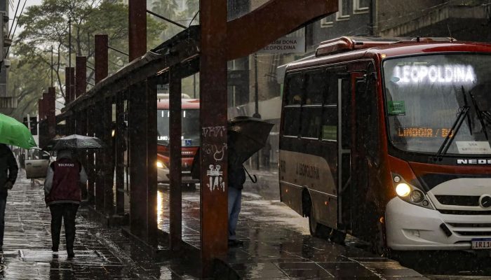 Tempo fica chuvoso em grande parte do país nesta segunda-feira