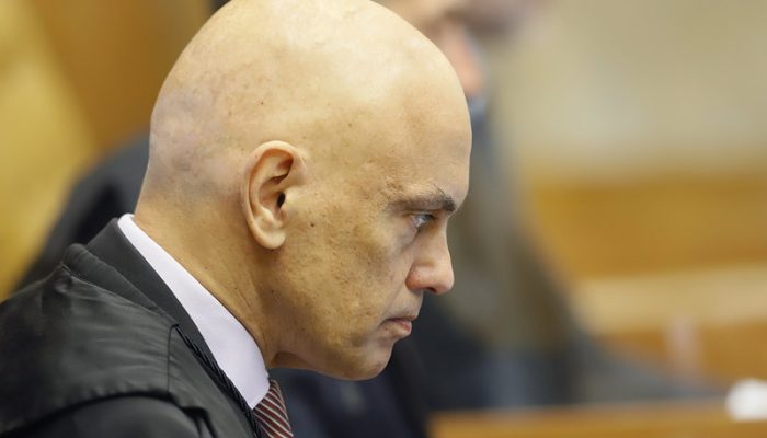 Vídeo mostra Moraes e Viviane saindo de jatinho ligado a Vorcaro