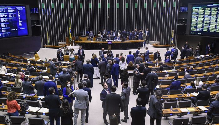 Representação de parlamentares negros segue baixa, diz pesquisadora