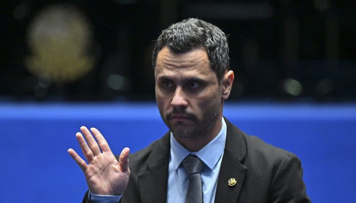 Cleitinho passa mal no Senado e cancela ato com Flávio Bolsonaro