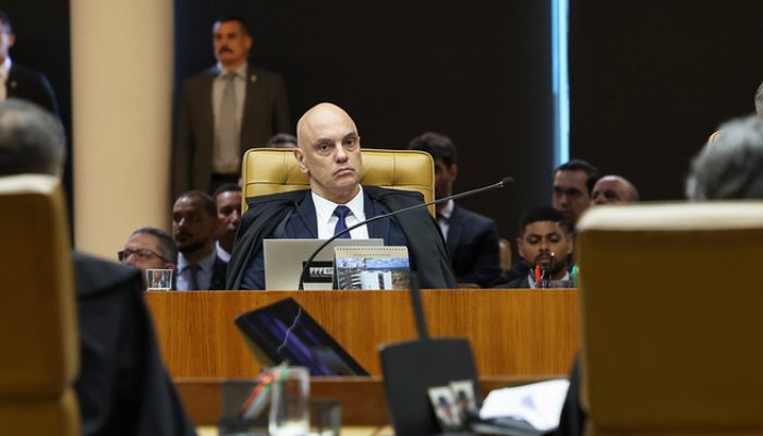 Ministros do STF batem boca durante julgamento sobre Moraes