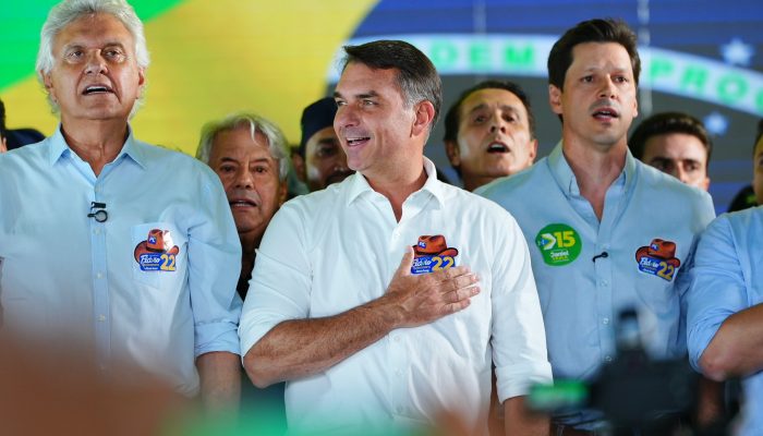 Flávio diz que fala sobre mudar a Constituição 'para redemocratizar o país' se referia à reforma do STF e fim da reeleição