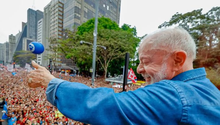 Ato pela reeleição de Lula leva milhares à Avenida Paulista