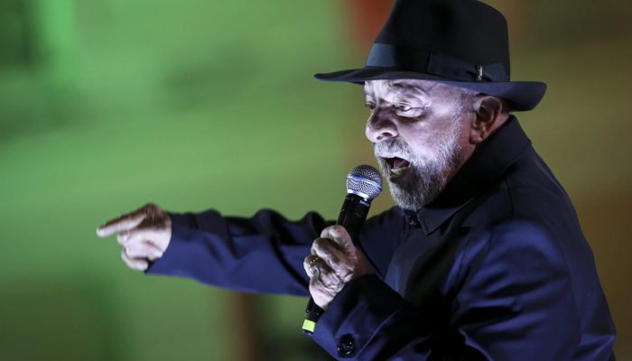 Lula diz que é preciso parar com 'babaquice de fazer superávit' para governo investir