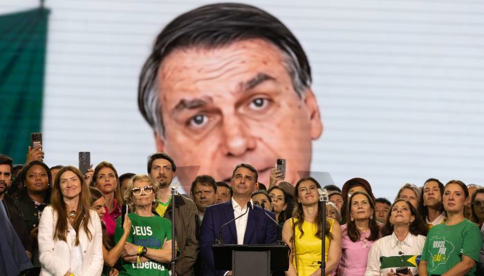 Moraes envia à PGR novo pedido de Flávio para visitar Bolsonaro