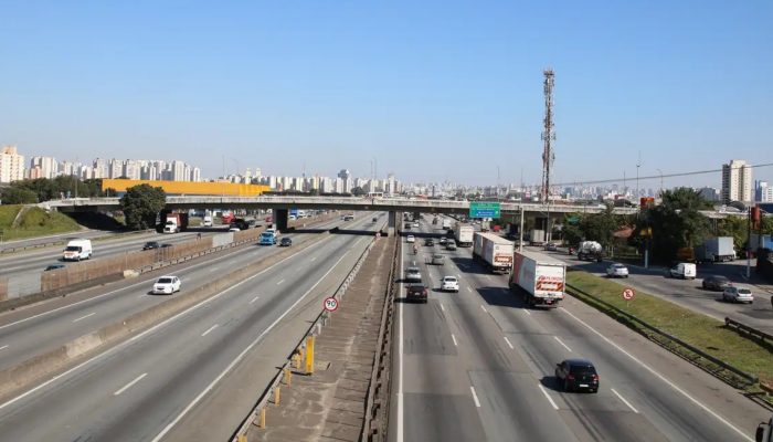 Governo lança plano para ampliar internet em rodovias; ministro nega impacto no pedágio