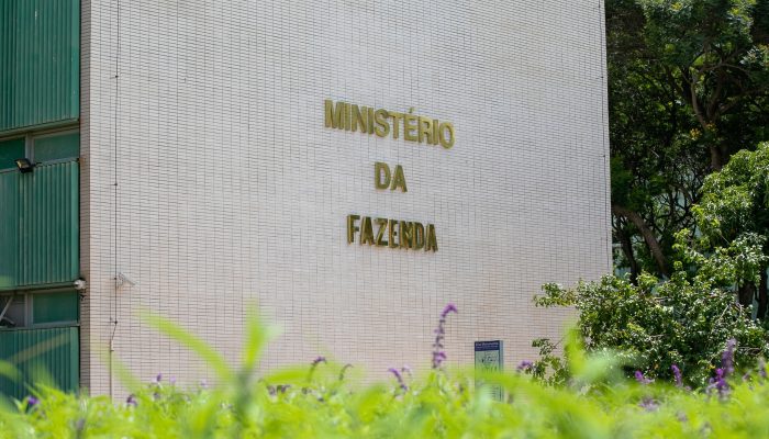 Governo admite que terá de rever R$ 53,7 bi em despesas para cumprir limite fiscal