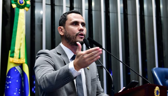 Depois de fala de Lula, Cleitinho reafirma apoio a Flávio Bolsonaro