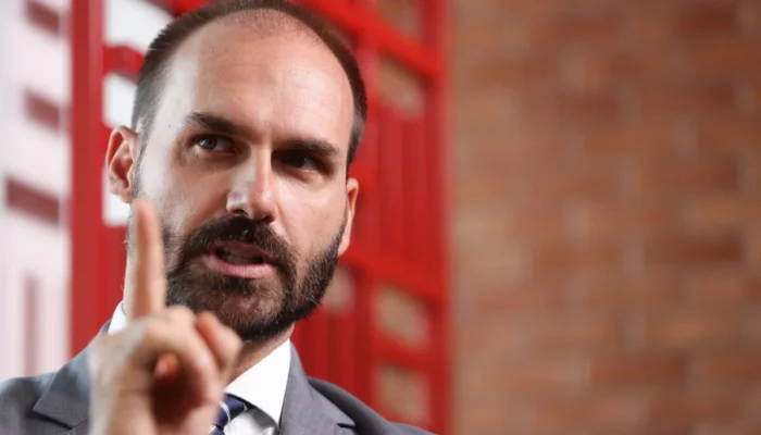 Nome de Eduardo Bolsonaro já aparece em banco de mandados de prisão