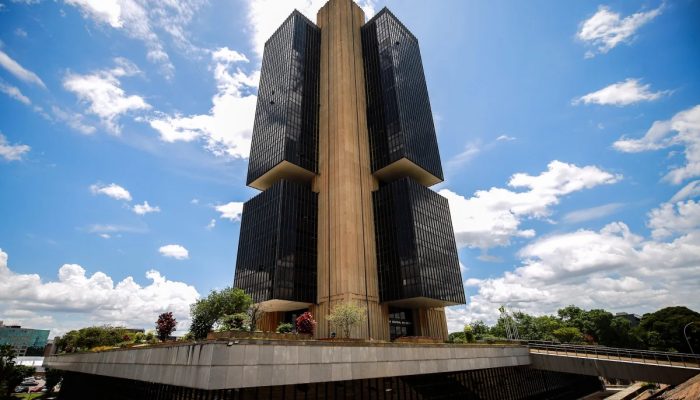 BC sobe para 90% chance de inflação furar o teto da meta em 2026