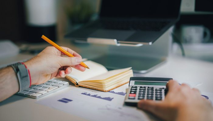 Problemas financeiros podem acelerar o envelhecimento do cérebro, diz estudo