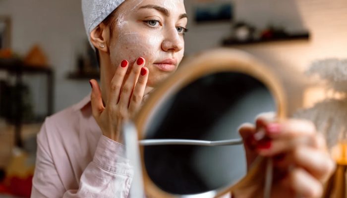 Excesso de skincare pode prejudicar a pele e estar relacionado à compulsão