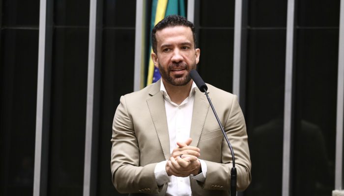 Janones quer tropa digital de 3 milhões para Lula contra Flávio