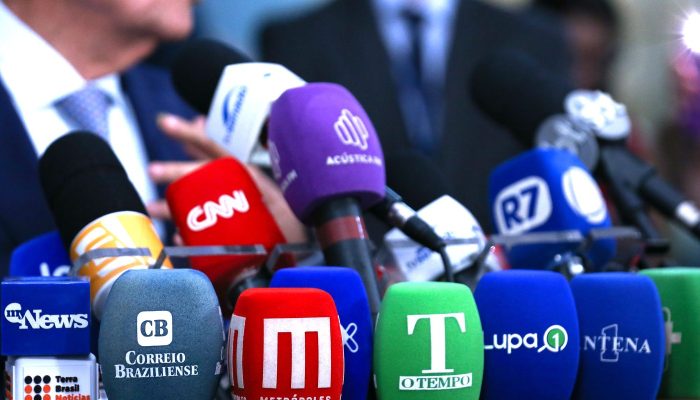Assédio e sobrecarga ameaçam saúde mental de jornalistas, diz pesquisa