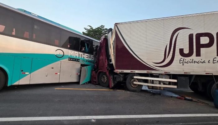 Batida entre ônibus e carreta deixa um morto e 41 feridos na BR-381, em MG