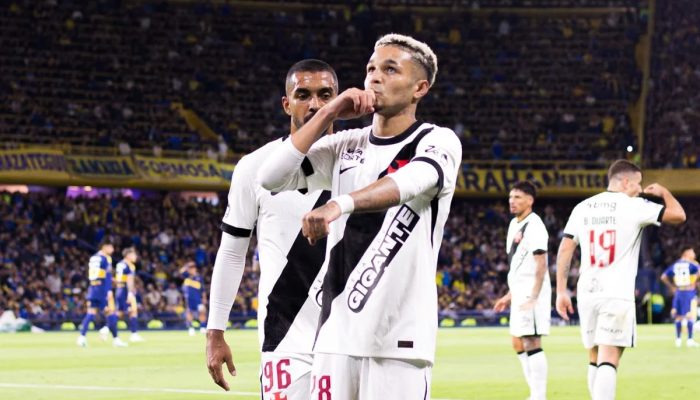 Com um a menos, Vasco vence Boca Juniors e quebra tabu de 75 anos