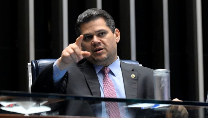 Senado tenta impedir divulgação de visitas de Vorcaro e mulher de Moraes