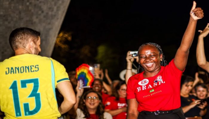 "Seguimos firmes nas trincheiras", diz Ana Elisa após internação de Janones