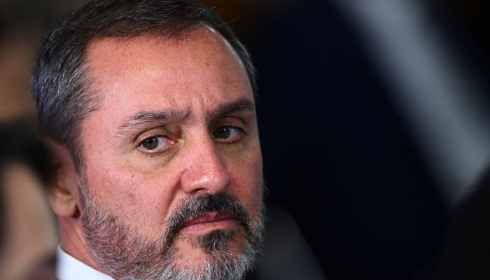 Flávio Bolsonaro pede investigação contra diretor-geral da PF
