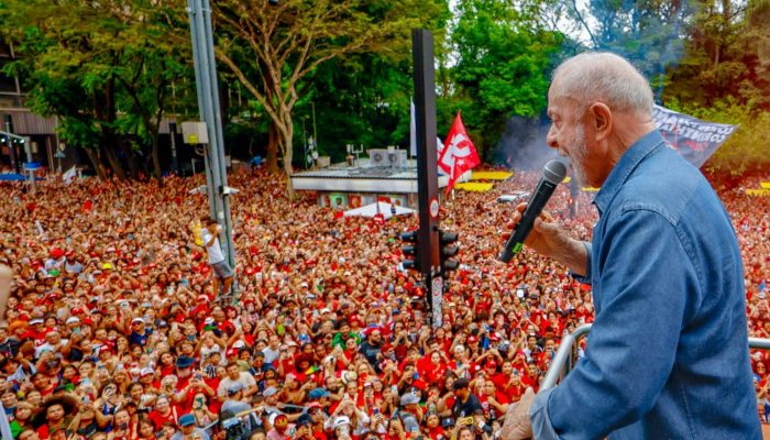 TSE manda Flávio remover vídeo que associa ato pró-Lula a uso de drogas