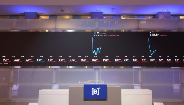 Bolsa bate recorde histórico e dólar despenca após Flávio liderar 1º turno