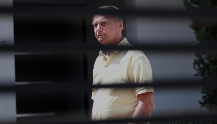 Defesa de Bolsonaro pede suspensão da pena de prisão