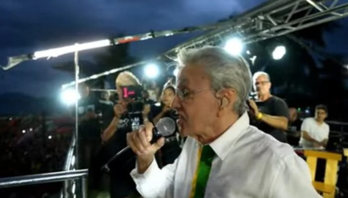 Artistas se reúnem em Copacabana para o "Ato Musical pela Democracia"