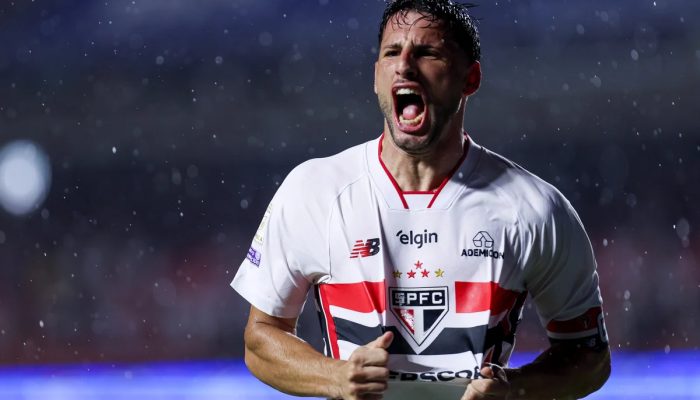 Calleri decide, marca duas vezes e São Paulo vence Vitória pelo Brasileirão