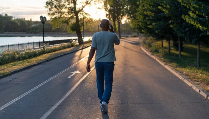 Caminhar 3 mil passos por dia pode reduzir declínio cognitivo do Alzheimer