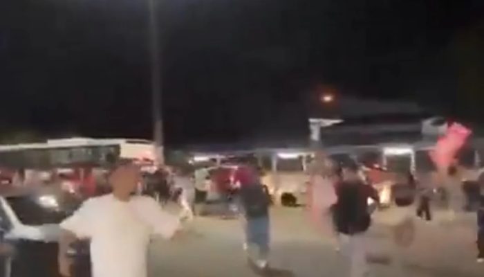 Homem atira para o alto em manifestação pró-Lula em universidade de Sergipe