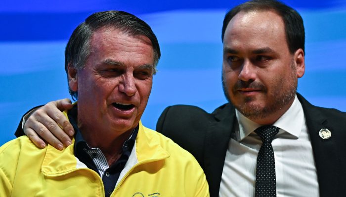 Carlos diz que Bolsonaro está “feliz com o que está acontecendo no Brasil”