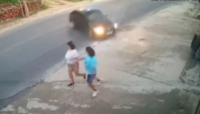 Carro desgovernado derrapa para fora da pista e atropela duas irmãs em PE