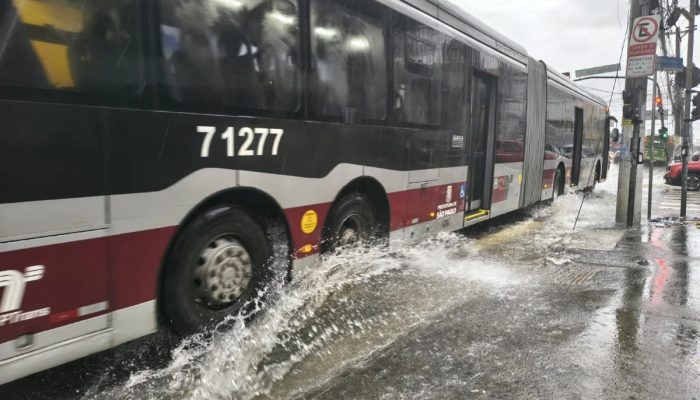 Chuva forte coloca parte de São Paulo em estado de atenção para alagamento