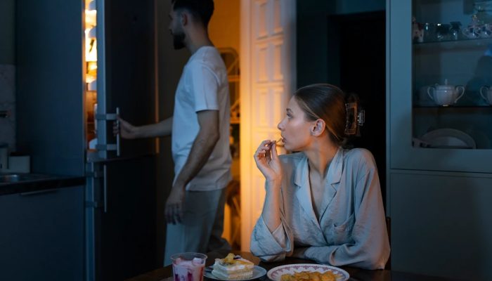 Comer tarde da noite pode aumentar o risco de doenças hepáticas