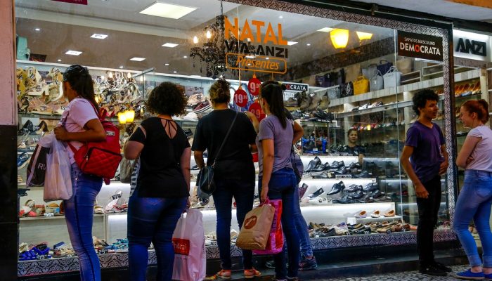 Confiança do comércio na economia cai após fim da “taxa das blusinhas”