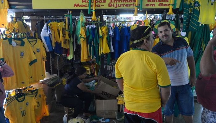 Vendas no comércio caem 0,8% em julho, com “ressaca” da Copa do Mundo