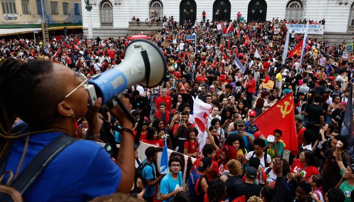 Estudantes fazem atos pelo país em apoio a Lula
