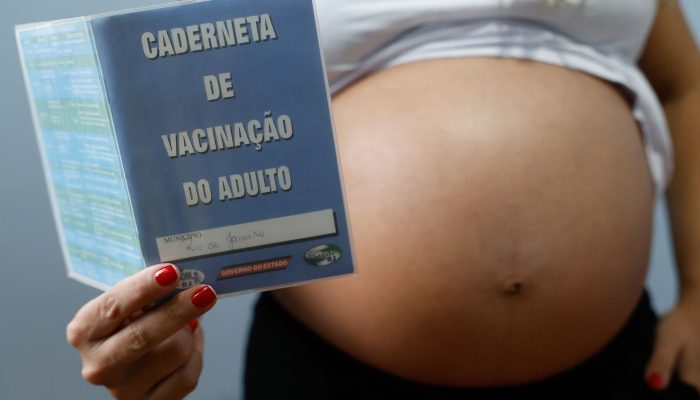 Resistência às vacinas contra gripe e covid coloca gestantes em risco