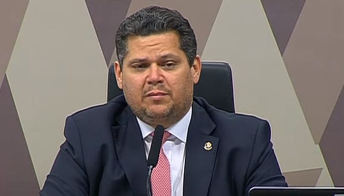 Alcolumbre promete sessões para discutir fim da 6x1, mas evita cravar votação
